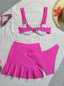 Vue détaillée d'un bikini 3 pièces rose vif avec jupe à volants et chapeau de paille