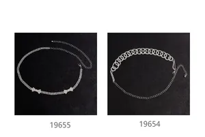 Vista dettagliata di due scintillanti catene in vita con strass e design a fiocco e anello
