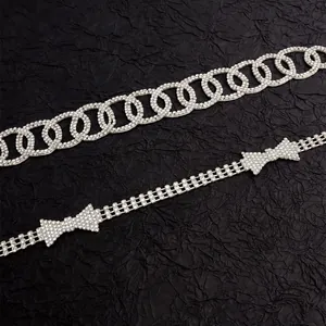 Elegante catena in vita con strass argento e catena per il corpo con fiocco su sfondo nero