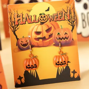 Detailweergave van oranje emaille Halloween-pompoen oorbellen op een thematische kaart