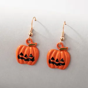 Detailweergave van Halloween pompoen oorbellen met levendige oranje emaille