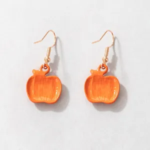 Detailopname van oranje emaille pompoen oorbellen voor Halloween accessoires