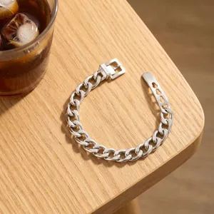 Bracelet chaîne cubaine argenté style hip-hop avec un fermoir boucle de ceinture unique