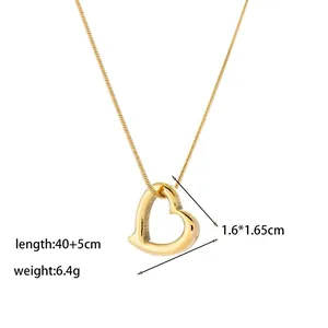 Élégant collier en acier titane avec pendentif cœur évidé, finition or 18 carats