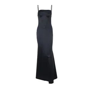 Dettaglio di un elegante abito da sera in raso nero con corpetto stile corsetto