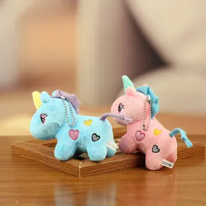 Adorable paire de porte-clés licorne en peluche bleu et rose avec broderie en forme de cœur.