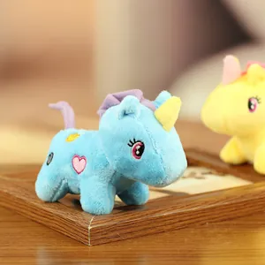 Vue détaillée d'un porte-clés licorne en peluche bleue douce avec broderie de cœur