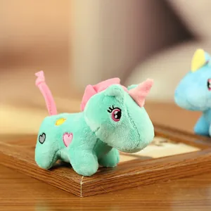 Vue détaillée d'un mignon porte-clés licorne en peluche vert menthe avec broderie cœur