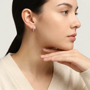 Élégantes petites créoles en Moissanite portées par un mannequin pour un look chic et minimaliste