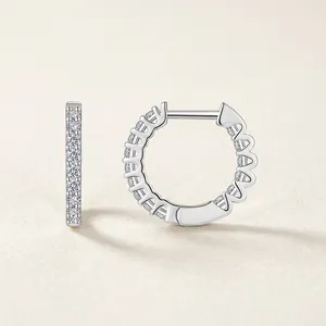Créoles élégantes en argent avec moissanite et design rond minimaliste