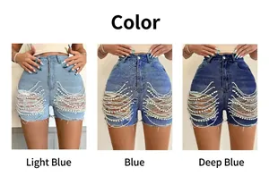 Trois nuances de bleu pour ce short en jean avec détails usés et chaînes de perles