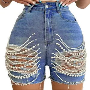 Short en jean déchiré à taille haute pour femmes avec d'élégantes chaînes de perles décoratives