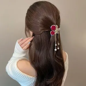 Pince à cheveux rose rouge avec papillon doré et glands en perles pour demi-queue