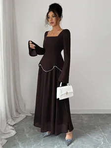Longue robe élégante marron foncé à manches longues avec détail de perles à la taille