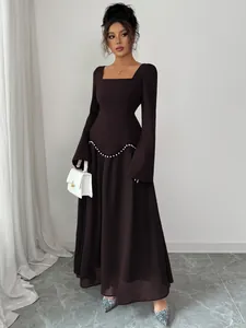Robe longue élégante marron foncé à manches longues, col carré et perles à la taille