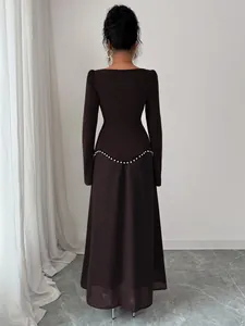 Robe de soirée élégante à manches longues avec détails de perles au dos