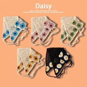 Vue détaillée de bandanas triangles au crochet avec tournesols en cinq couleurs