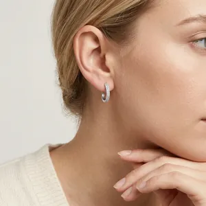 Elegante 925 sterling zilveren pavé creolen met schitterende zirkonia op een model