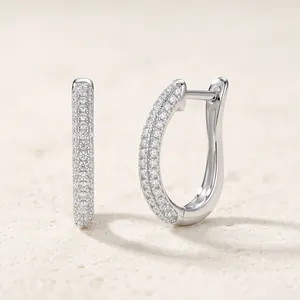 Elegante 925 sterling zilveren oorringen met een schitterend pavé van zirkonia steentjes