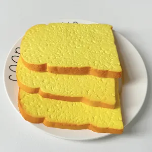 Detailansicht von dreiteiligem gelbem Simulations-Toastbrot Slow Rebound Squishy-Spielzeug