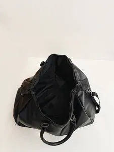 Detaillierte Innenansicht einer schwarzen PU-Reisetasche mit großem Fassungsvermögen