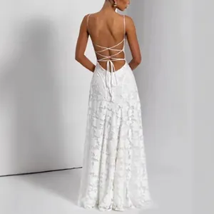 Robe blanche en dentelle dos nu avec fines bretelles