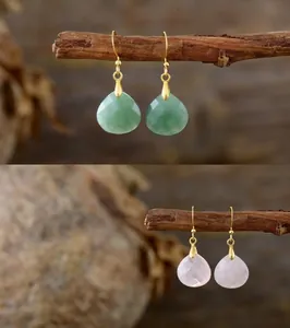 Vue détaillée de boucles d'oreilles en pierre naturelle verte et rose en forme de goutte