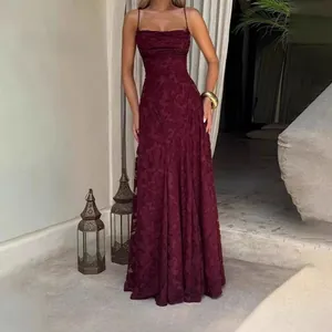 Vue détaillée d'une élégante robe longue sans manches en dentelle florale bordeaux.