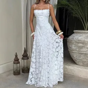 Robe longue élégante en dentelle blanche sans manches avec une taille cintrée