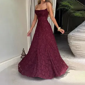 Élégante robe longue bordeaux sans manches avec une texture dentelle florale