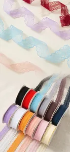 Dettaglio di rotoli di nastro di pizzo traforato da 3cm in vari colori per fai-da-te