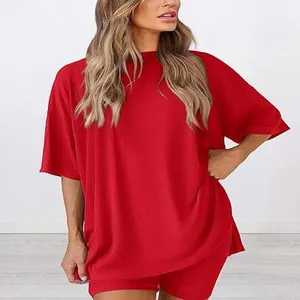 Femme portant un ensemble de pyjama deux pièces rouge vif avec short ample et chic
