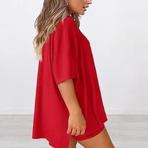 Vue détaillée de côté d'un ensemble pyjama rouge pour femme, coupe ample et souple.