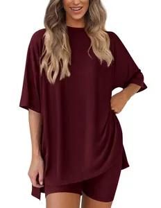 Détail d'un ensemble de détente surdimensionné bordeaux pour femmes sur mannequin.