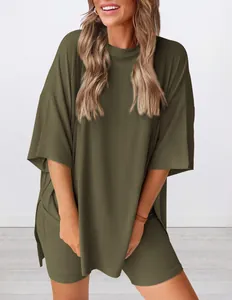 Gros plan sur un ensemble de détente vert olive avec haut large et short de cycliste