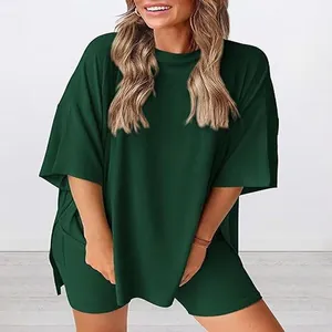 Ensemble homewear femme vert foncé oversize comprenant un t-shirt ample et un short