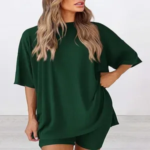 Ensemble de détente vert foncé pour femme avec t-shirt ample et short de cycliste