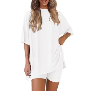 Ensemble de détente blanc minimaliste pour femme avec t-shirt oversize et short