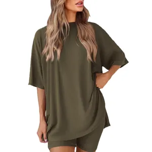 Ensemble de détente côtelé vert olive avec t-shirt surdimensionné et short assorti confortable