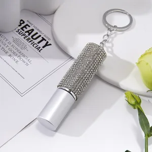 Détail d'un mini flacon vaporisateur de parfum 5ml avec strass et porte-clés rechargeable