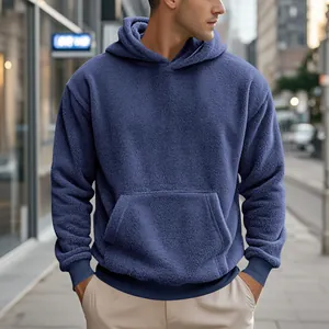 Gros plan d'un sweat à capuche en polaire bleu marine pour homme avec poche