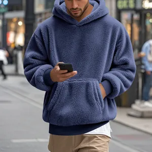 Détail du sweat à capuche bleu en polaire sherpa pour homme au style décontracté
