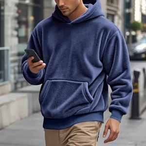 Gros plan d'un sweat à capuche bleu marine en polaire pour homme dans la rue.