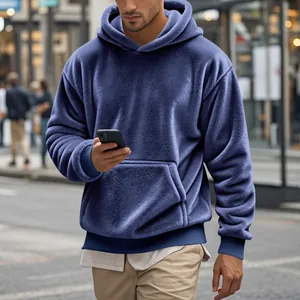 Détail rapproché montrant le tissu doux du sweat-shirt à capuche en polaire bleue.
