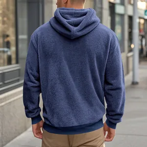 Vue arrière d'un sweat à capuche bleu marine en polaire double face pour homme
