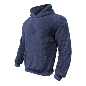 Gros plan sur le sweat à capuche en polaire bleu marine pour homme, texture douce.
