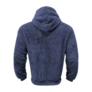 Vue arrière d'un sweat à capuche en polaire sherpa bleu marine pour homme en hiver