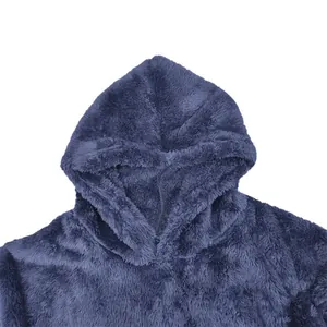 Vue détaillée montrant la texture douce et pelucheuse d'un sweat à capuche bleu.