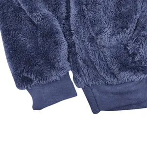 Détail rapproché des poignets et de la texture d'un sweat à capuche en polaire bleue