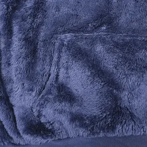Gros plan sur la texture du tissu polaire double face bleu marine pour sweat à capuche